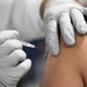 Un trabajador de la salud que recibió la vacuna Pfizer-BioNtech covid-19 en el Jackson Memorial Hospital el 15 de diciembre de 2020, en Miami, Florida.